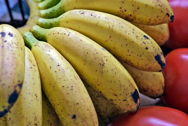 Bananenbündel im obstkorb mit weißer rüsche