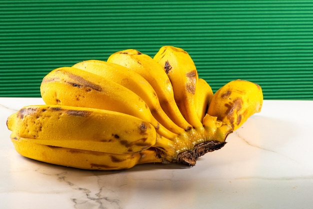 Bananenbündel isoliert auf weißem Hintergrund Ausschnitt