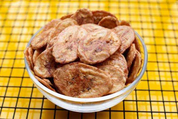 Bananenchips auf gelbem Hintergrund