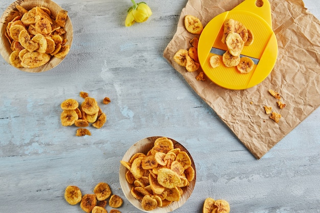 Bananenchips gesundes Essen, Trockenfrüchte und gesunde Gemüsechips, gesunder veganer Snack. Flach legen