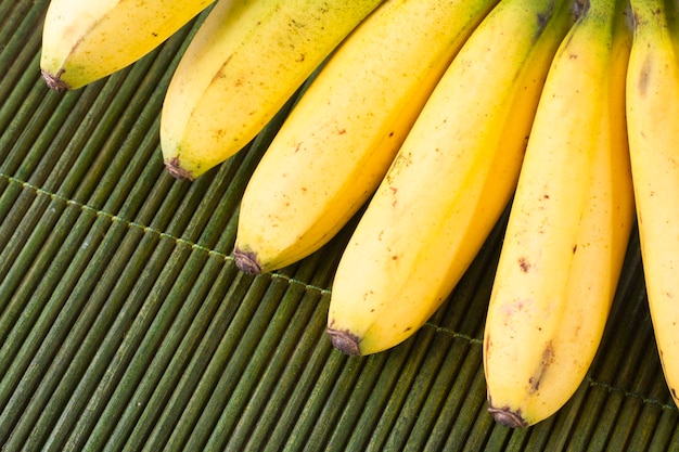 Bananenfrucht auf dem Holztisch Musa paradisiaca