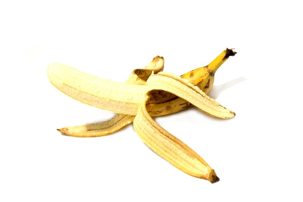 Bananenfrucht, unbedeckt, ganze Nahaufnahme isoliert auf weißem Hintergrund. Foto in hoher Qualität