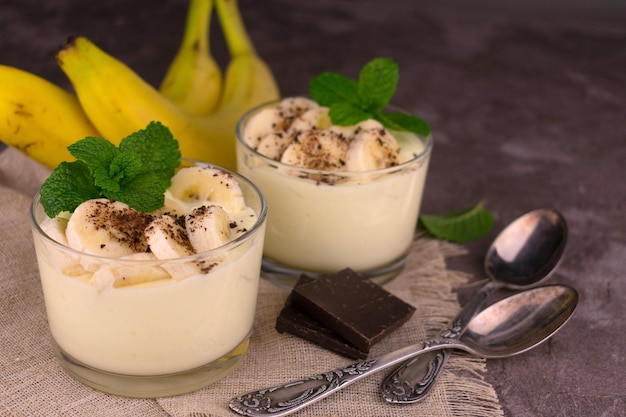 Bananenknospung, ein delikates Bananendessert mit geriebener Schokolade.