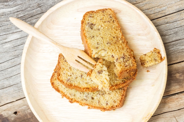 Bananenkuchen auf hölzerner Platte.