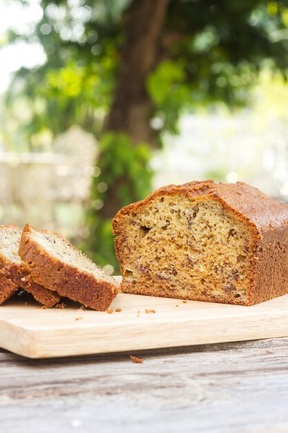 Bananenkuchen auf hölzerner Platte.