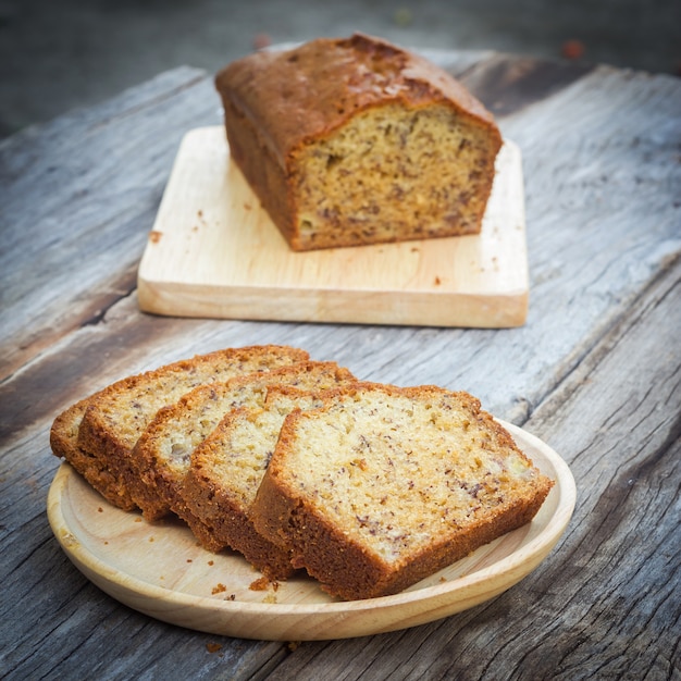 Bananenkuchen auf hölzerner Platte.