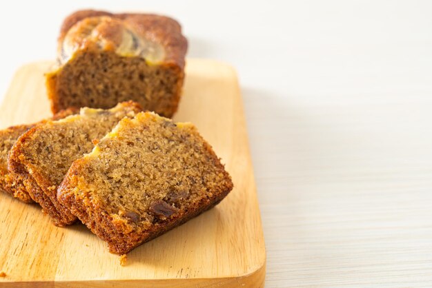 Bananenkuchen auf Holzbrett