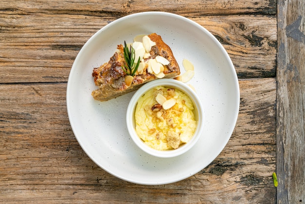 Bananenkuchen mit Frischkäse und Streusel auf Teller