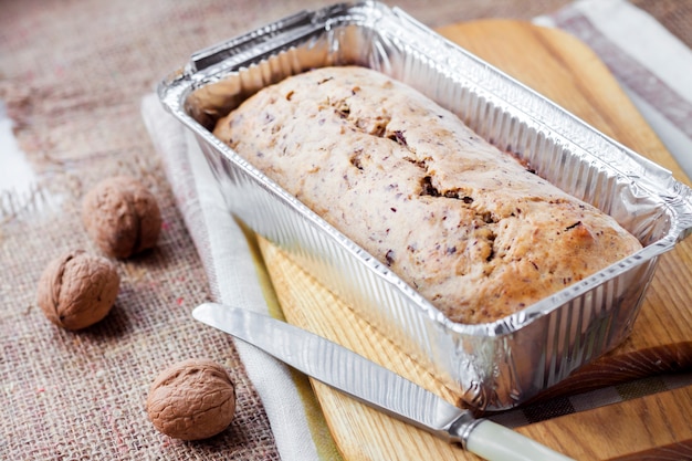 Bananenkuchen mit Walnüssen und dunkler Schokolade in Aluminiumbackform