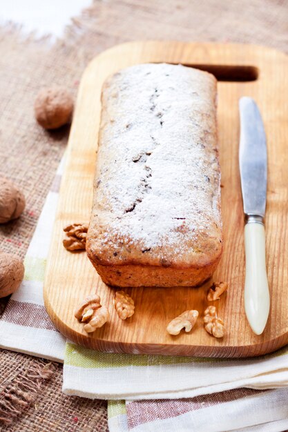 Bananenkuchen mit Walnüssen und dunkler Schokolade