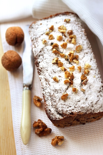 Bananenkuchen mit Walnüssen und dunkler Schokolade