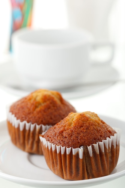 Bananenkuchenstücke und Kaffeetasse