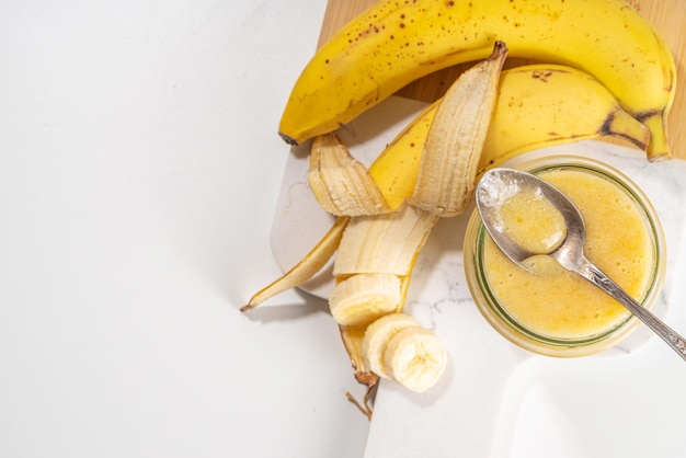 Bananenmarmelade im kleinen Glas