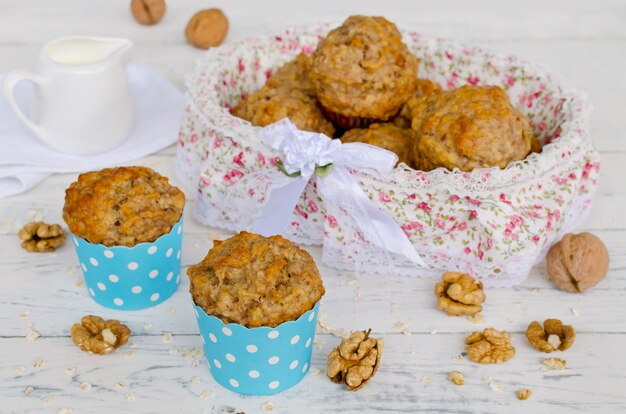 Bananenmuffins mit Haferflocken und Nüssen