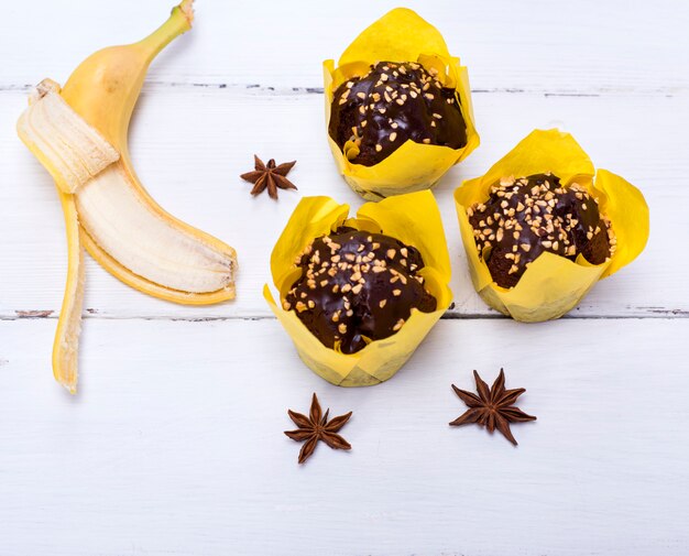 Bananenmuffins und frische Banane