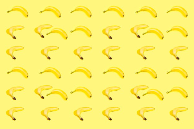 Bananenmuster auf gelbem Hintergrund