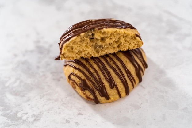 Bananenplätzchen mit Schokoladennieselregen