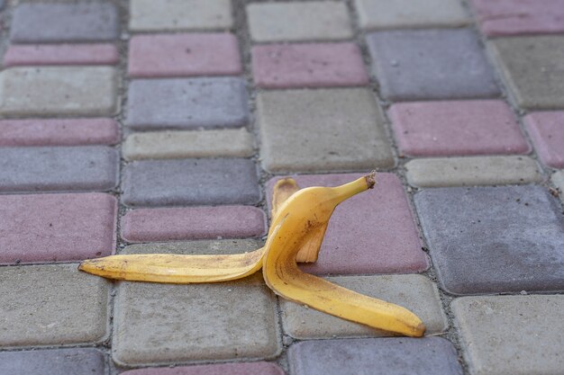 Bananenschalen blieben auf dem Bürgersteig. Die Gefahr kann ausrutschen. Wenn jemand darauf läuft. Achten Sie auf rutschig. Nahaufnahme, draußen