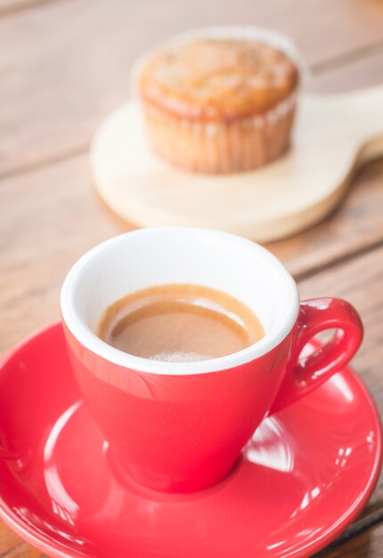 Bananenschalenkuchen und Espresso