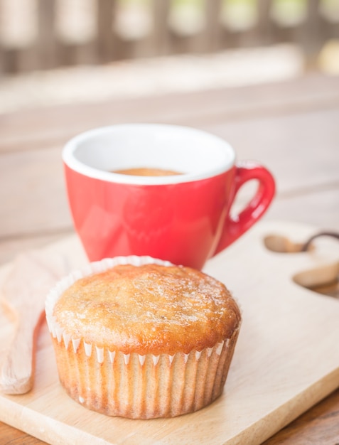 Bananenschalenkuchen und Espresso