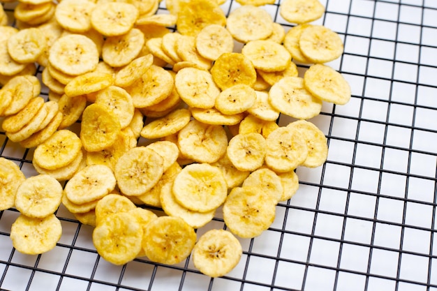 Bananenscheibenchips auf weißem Hintergrund