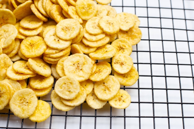 Bananenscheibenchips auf weißem Hintergrund