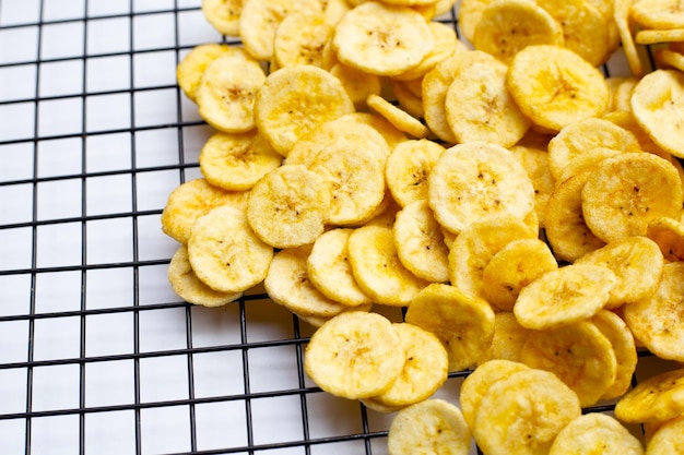 Bananenscheibenchips auf weißem Hintergrund