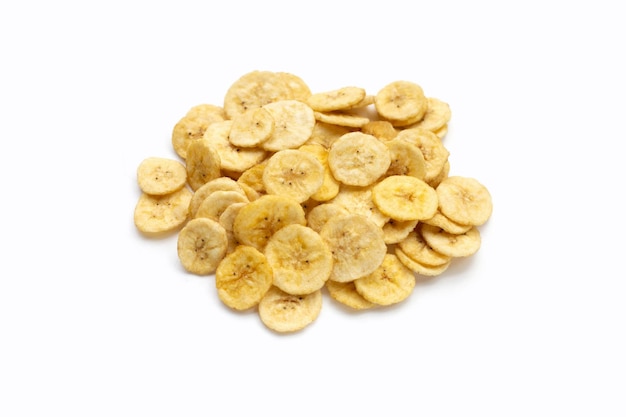 Bananenscheibenchips auf weißem Hintergrund