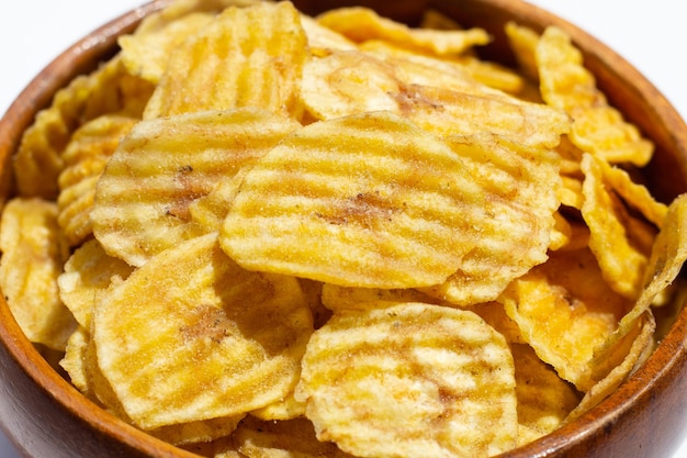 Bananenscheibenchips in Holzschale