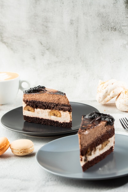 Bananenschokoladenkuchen auf grauem Teller auf Marmor