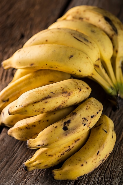 Bananenstaude auf dem Tisch