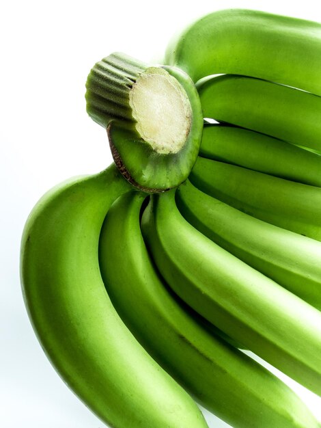 Foto banano cavendish crudo aislado sobre un fondo blanco