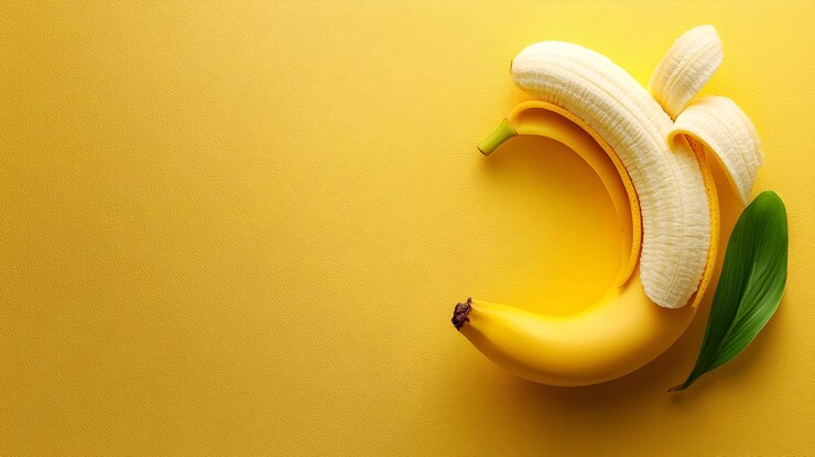 Foto banano orgánico minimalista pelado con fondo amarillo suave