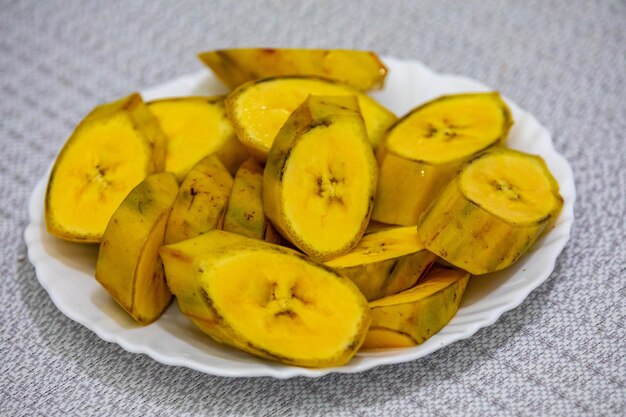 Banano con variedad de tierra cortada en rodajas