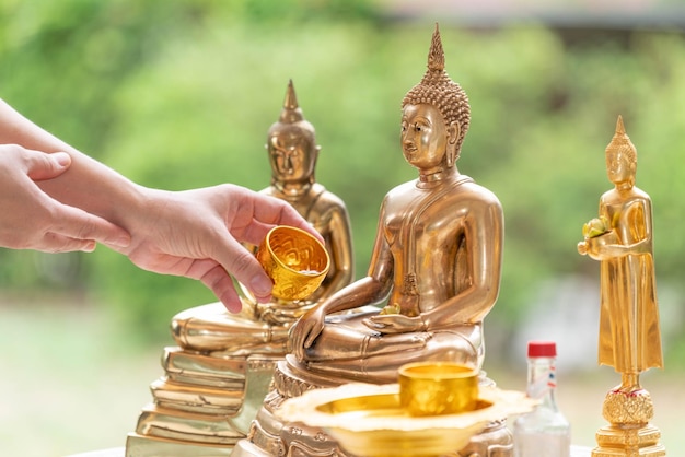 Bañar al Buda en el Año Nuevo tradicional tailandés Tradicional tailandés en el Festival Songkran el 13 de abril