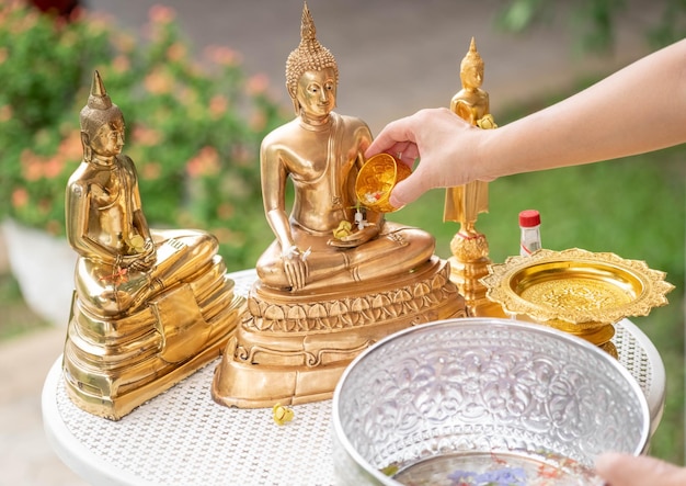 Bañar al Buda en el Año Nuevo tradicional tailandés Tradicional tailandés en el Festival Songkran el 13 de abril