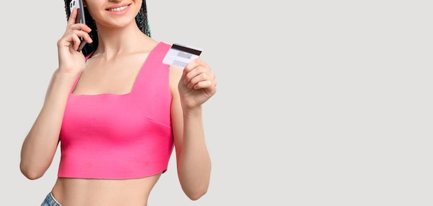 Banca móvil Pago sin efectivo Mujer alegre en rosa verificando los datos personales de la tarjeta de crédito en el teléfono aislado en el espacio de copia en blanco Tecnología moderna Servicio de atención al cliente