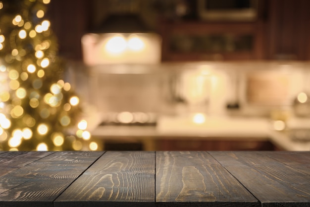 Bancada de madeira na cozinha com árvore de natal