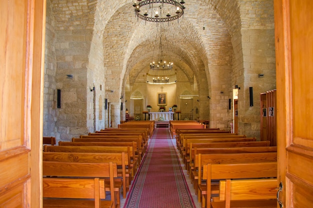 Bancas vacías en la iglesia vistas a través de la entrada