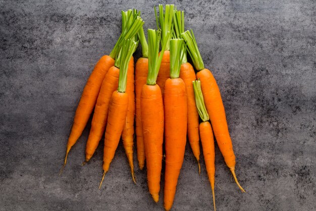 Banches von frischem grünem Spargel und Gemüse auf hölzernem Hintergrund, Draufsicht