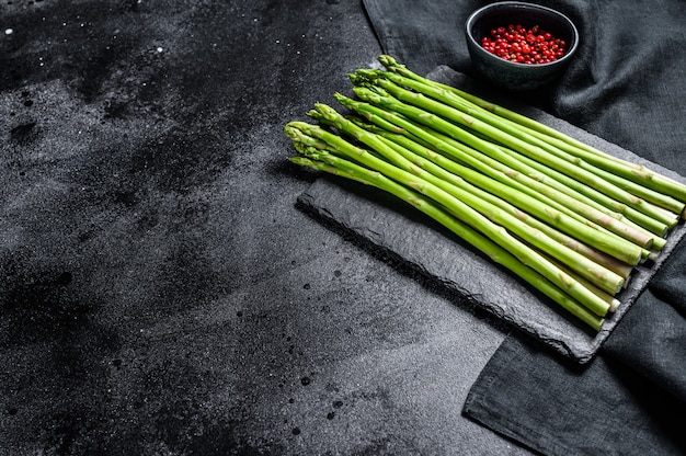 Banches von frischem grünem Spargel