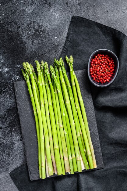 Banches von frischem grünem Spargel