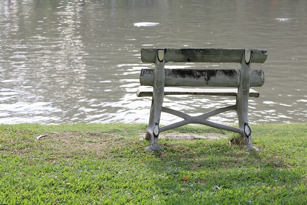 Banco al lado del lago en el parque.