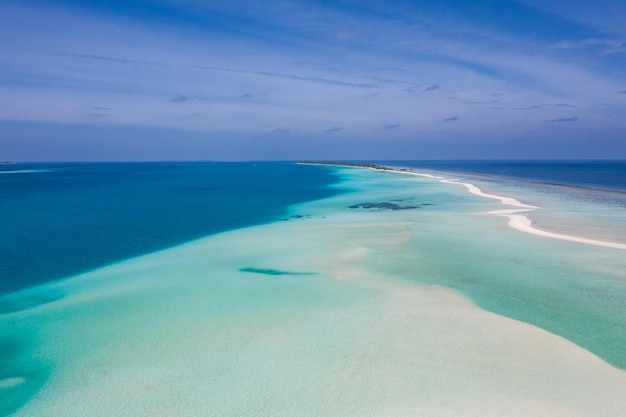 Banco de arena blanca y mar turquesa desde arriba. Increíble paisaje aéreo tropical, hermosa naturaleza