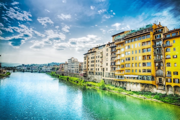 Banco Arno visto desde el Ponte Vecchio en Florencia Italia