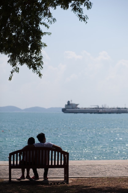 Banco de asiento de parejas junto al mar