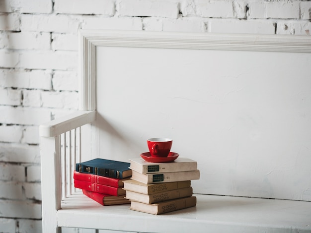 Banco blanco con libros