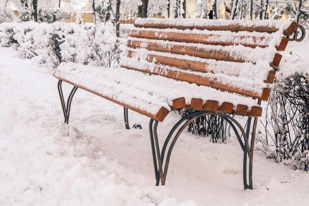 Banco coberto de neve na cidade coberta de neve no inverno. Inverno