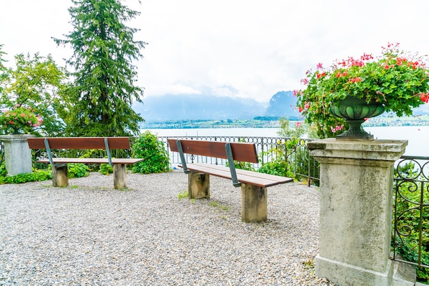 banco com fundo Thun Lake na Suíça