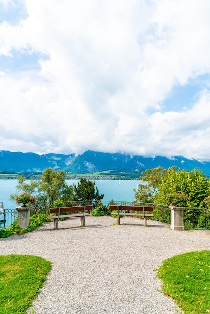 Banco com o lago thun na suíça